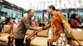 Menteri Kebudayaan RI Fadli Zon menghadiri Perayaan Natal bersama Kementerian Pendidikan Dasar dan Menengah, Kementerian Pendidikan Tinggi, Sains, dan Teknologi, serta Kementerian Kebudayaan yang digelar di Plaza Insan Berprestasi, Kompleks Kemendikdasmen, Jakarta, Rabu (15/1).

Mengusung tema “Allah Hadir Untuk Menyelamatkan Keluarga”, perayaan Natal bersama ini menjadi momentum refleksi akan pentingnya peran keluarga sebagai fondasi kehidupan, sekaligus penguatan nilai persatuan, toleransi, dan kebinekaan yang menjadi jati diri bangsa Indonesia.
