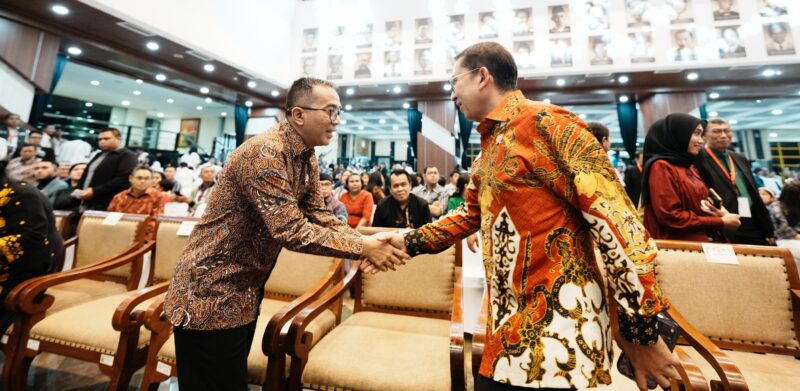 Menteri Kebudayaan RI Fadli Zon menghadiri Perayaan Natal bersama Kementerian Pendidikan Dasar dan Menengah, Kementerian Pendidikan Tinggi, Sains, dan Teknologi, serta Kementerian Kebudayaan yang digelar di Plaza Insan Berprestasi, Kompleks Kemendikdasmen, Jakarta, Rabu (15/1).

Mengusung tema “Allah Hadir Untuk Menyelamatkan Keluarga”, perayaan Natal bersama ini menjadi momentum refleksi akan pentingnya peran keluarga sebagai fondasi kehidupan, sekaligus penguatan nilai persatuan, toleransi, dan kebinekaan yang menjadi jati diri bangsa Indonesia.