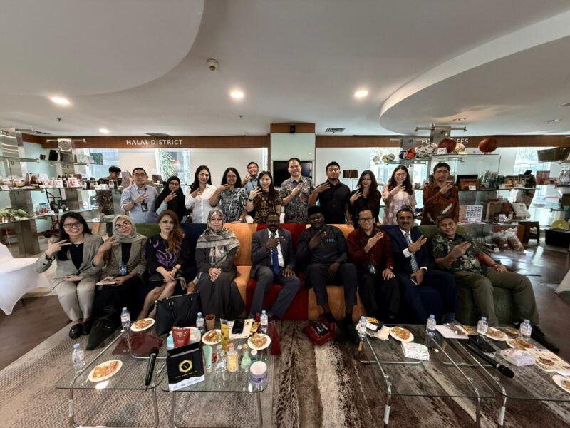 Kementerian Perdagangan (Kemendag) memfasilitasi kegiatan jejaring bisnis (business networking) yang mempertemukan empat pelaku usaha Indonesia dengan perwakilan kedutaan besar dari enam negara mitra, Kamis (15/1).
Enam negara mitra tersebut yakni Yordania, Nigeria, Pakistan, Amerika Serikat, Sudan, dan Iran.