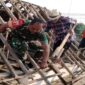 Foto: Seorang Babinsa bersama warga bergotong royong memperbaiki atap rumah milik Djumiati, warga Kelurahan Bendogrit, Kecamatan Sananwetan, Kota Blitar, Minggu (18/1/2026)