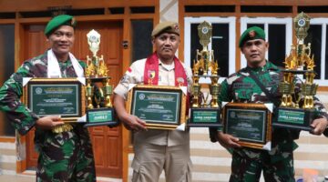 Foto: Personel Kodim 0807/Tulungagung menunjukkan piala dan piagam penghargaan usai meraih prestasi dalam Festival ke-8 Sholawat Khusus TNI–Polri se-Jawa Timur di Kota Malang, Minggu (18/1/2026)