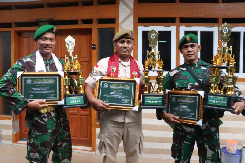 Foto: Personel Kodim 0807/Tulungagung menunjukkan piala dan piagam penghargaan usai meraih prestasi dalam Festival ke-8 Sholawat Khusus TNI–Polri se-Jawa Timur di Kota Malang, Minggu (18/1/2026)