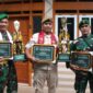Foto: Personel Kodim 0807/Tulungagung menunjukkan piala dan piagam penghargaan usai meraih prestasi dalam Festival ke-8 Sholawat Khusus TNI–Polri se-Jawa Timur di Kota Malang, Minggu (18/1/2026)