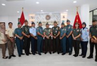 Foto: Kepala Pusrenharwatalpalhan Baharwathan Kementerian Pertahanan RI Brigjen TNI Cosmas Manukallo Danga, S.E., M.Han., berfoto bersama para pejabat usai pelantikan dan serah terima jabatan Kepala Bidang Renharwatalpal Matra Darat, Laut, dan Udara di lingkungan Pusrenharwatalpalhan Baharwathan Kemhan, Jakarta, Selasa (20/1/2026)