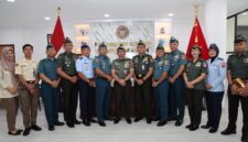 Foto: Kepala Pusrenharwatalpalhan Baharwathan Kementerian Pertahanan RI Brigjen TNI Cosmas Manukallo Danga, S.E., M.Han., berfoto bersama para pejabat usai pelantikan dan serah terima jabatan Kepala Bidang Renharwatalpal Matra Darat, Laut, dan Udara di lingkungan Pusrenharwatalpalhan Baharwathan Kemhan, Jakarta, Selasa (20/1/2026)