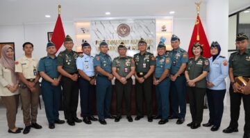 Foto: Kepala Pusrenharwatalpalhan Baharwathan Kementerian Pertahanan RI Brigjen TNI Cosmas Manukallo Danga, S.E., M.Han., berfoto bersama para pejabat usai pelantikan dan serah terima jabatan Kepala Bidang Renharwatalpal Matra Darat, Laut, dan Udara di lingkungan Pusrenharwatalpalhan Baharwathan Kemhan, Jakarta, Selasa (20/1/2026)