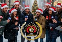 Foto: Wartawan mengenakan atribut Natal berpose bersama dengan latar suasana perayaan Natal, menggambarkan semangat kebersamaan dan sukacita jelang Natal Bersama Wartawan Kristiani yang akan digelar oleh PWI Pusat di Jakarta.