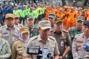 Foto: Aparatur gabungan Pemkot Jakarta Timur bersama unsur TNI, Polri, dan petugas PPSU mengikuti apel sebelum pelaksanaan pembongkaran bangunan di kawasan Tempat Pemakaman Umum (TPU) Kebon Nanas, Cipinang Besar Selatan, Jatinegara, Jakarta Timur,