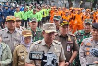 Foto: Aparatur gabungan Pemkot Jakarta Timur bersama unsur TNI, Polri, dan petugas PPSU mengikuti apel sebelum pelaksanaan pembongkaran bangunan di kawasan Tempat Pemakaman Umum (TPU) Kebon Nanas, Cipinang Besar Selatan, Jatinegara, Jakarta Timur,