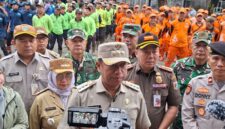 Foto: Aparatur gabungan Pemkot Jakarta Timur bersama unsur TNI, Polri, dan petugas PPSU mengikuti apel sebelum pelaksanaan pembongkaran bangunan di kawasan Tempat Pemakaman Umum (TPU) Kebon Nanas, Cipinang Besar Selatan, Jatinegara, Jakarta Timur,