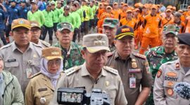 Foto: Aparatur gabungan Pemkot Jakarta Timur bersama unsur TNI, Polri, dan petugas PPSU mengikuti apel sebelum pelaksanaan pembongkaran bangunan di kawasan Tempat Pemakaman Umum (TPU) Kebon Nanas, Cipinang Besar Selatan, Jatinegara, Jakarta Timur,