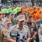 Foto: Aparatur gabungan Pemkot Jakarta Timur bersama unsur TNI, Polri, dan petugas PPSU mengikuti apel sebelum pelaksanaan pembongkaran bangunan di kawasan Tempat Pemakaman Umum (TPU) Kebon Nanas, Cipinang Besar Selatan, Jatinegara, Jakarta Timur,