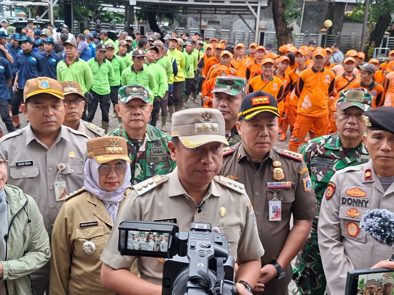 Foto: Aparatur gabungan Pemkot Jakarta Timur bersama unsur TNI, Polri, dan petugas PPSU mengikuti apel sebelum pelaksanaan pembongkaran bangunan di kawasan Tempat Pemakaman Umum (TPU) Kebon Nanas, Cipinang Besar Selatan, Jatinegara, Jakarta Timur,