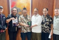 Foto: Penyerahan Kitab Ma Ha Is Ma Ya
Sri Eko Sriyanto Galgendu menyerahkan Kitab Spiritual Ma Ha Is Ma Ya kepada Chryshnanda Dwilaksana di Jakarta