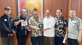 Foto: Penyerahan Kitab Ma Ha Is Ma Ya
Sri Eko Sriyanto Galgendu menyerahkan Kitab Spiritual Ma Ha Is Ma Ya kepada Chryshnanda Dwilaksana di Jakarta