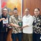 Foto: Penyerahan Kitab Ma Ha Is Ma Ya
Sri Eko Sriyanto Galgendu menyerahkan Kitab Spiritual Ma Ha Is Ma Ya kepada Chryshnanda Dwilaksana di Jakarta