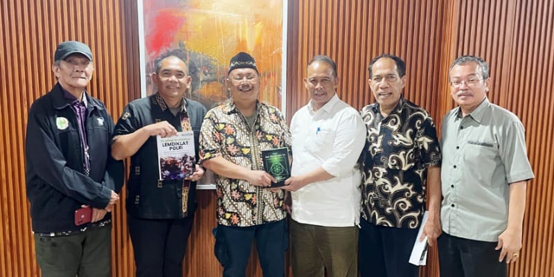 Foto: Penyerahan Kitab Ma Ha Is Ma Ya
Sri Eko Sriyanto Galgendu menyerahkan Kitab Spiritual Ma Ha Is Ma Ya kepada Chryshnanda Dwilaksana di Jakarta