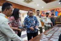 Foto: Wali Kota Jakarta Pusat Arifin meninjau barang bukti obat terlarang jenis Tramadol hasil operasi gabungan Satpol PP, BPOM, dan kepolisian di kawasan Tanah Abang, Jakarta, Jumat (30/1/2026)