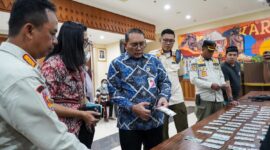Foto: Wali Kota Jakarta Pusat Arifin meninjau barang bukti obat terlarang jenis Tramadol hasil operasi gabungan Satpol PP, BPOM, dan kepolisian di kawasan Tanah Abang, Jakarta, Jumat (30/1/2026)