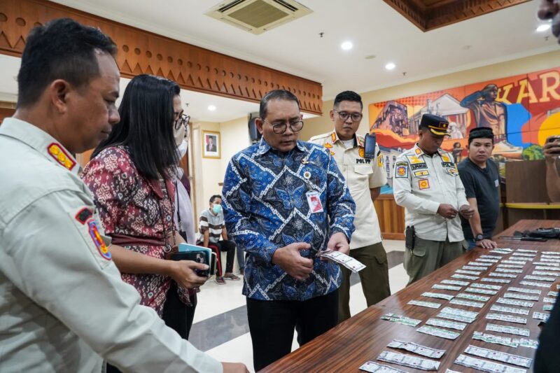 Foto: Wali Kota Jakarta Pusat Arifin meninjau barang bukti obat terlarang jenis Tramadol hasil operasi gabungan Satpol PP, BPOM, dan kepolisian di kawasan Tanah Abang, Jakarta, Jumat (30/1/2026)