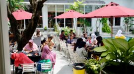 Perhimpunan Perempuan Lintas Profesi (PPLIPI) Jakarta Pusat menggelar kegiatan sosial bertajuk Jumat Berkah dengan menyediakan makan gratis bagi warga kurang mampu di kawasan Jakarta Pusat, Jumat (30/1/2026).