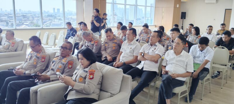 Foto: Personel Polres Metro Jakarta Barat mengikuti kegiatan penelitian yang dilakukan Tim Pusat Penelitian dan Pengembangan (Puslitbang) Polri di Mapolres Metro Jakarta Barat, Selasa (10/3/2026)