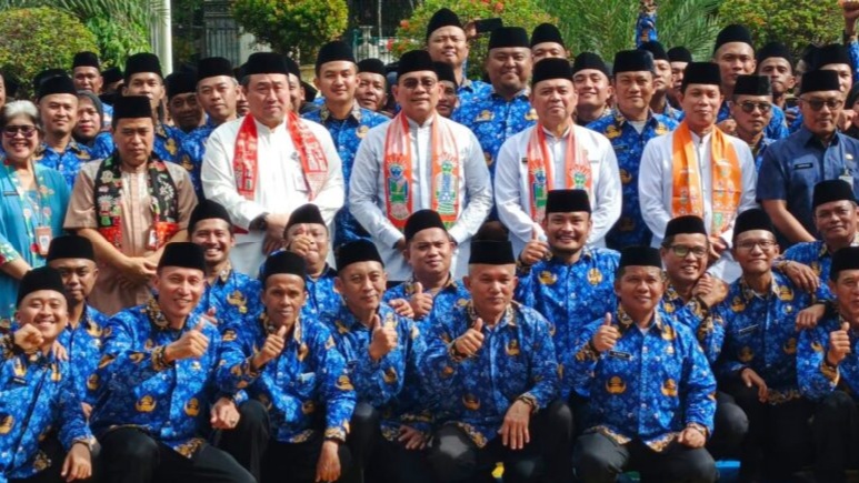 Foto: Wali Kota Jakarta Pusat Arifin berfoto bersama jajaran pimpinan wilayah dan pegawai usai penyerahan Surat Keputusan (SK) Perjanjian Pengangkatan Kerja PPPK Paruh Waktu di halaman Kantor Wali Kota Administrasi Jakarta Pusat, Jalan Tanah Abang I, Gambir, Jumat (2/1/26)