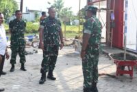 Foto: Komandan Korem 081/DSJ Kolonel Arm Untoro Hariyanto (tengah) berdialog dengan prajurit TNI dan pemerintah desa saat meninjau langsung progres pembangunan Koperasi Desa/Kelurahan Merah Putih (KDKMP) di Kabupaten Ngawi, Jawa Timur