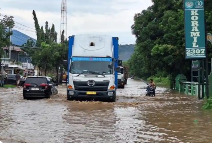 Foto: Banjir merendam Jalan Lingkar Selatan (JLS) Ciwandan, Kota Cilegon, Banten
