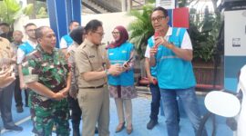 Foto: Direktur Retail dan Niaga PLN memberikan penjelasan terkait fasilitas SPKLU Ultra Fast Charging saat peresmian SPKLU Center di PLN UP3 Bulungan, Jakarta Selatan
