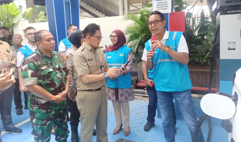 Foto: Direktur Retail dan Niaga PLN memberikan penjelasan terkait fasilitas SPKLU Ultra Fast Charging saat peresmian SPKLU Center di PLN UP3 Bulungan, Jakarta Selatan