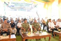 Foto: Danrem 081/DSJ Kolonel Arm Untoro Hariyanto bersama unsur Forkopimda dan masyarakat mengikuti secara virtual kegiatan panen raya serta pengumuman swasembada pangan yang dipimpin Presiden Prabowo di Karawang