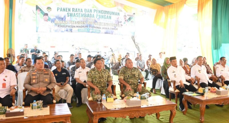 Foto: Danrem 081/DSJ Kolonel Arm Untoro Hariyanto bersama unsur Forkopimda dan masyarakat mengikuti secara virtual kegiatan panen raya serta pengumuman swasembada pangan yang dipimpin Presiden Prabowo di Karawang