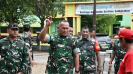 Foto: Danrem 081/DSJ Kolonel Arm Untoro Hariyanto memberikan arahan saat meninjau pembangunan Koperasi Desa/Kelurahan Merah Putih (KDKMP) di wilayah Kabupaten Pacitan