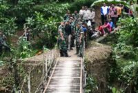 Foto: Danrem 081/DSJ Kolonel Arm Untoro Hariyanto meninjau kondisi jembatan gantung di salah satu wilayah jajarannya sebagai bagian dari persiapan pembangunan Jembatan Perintis Garuda Tahap II, Jumat (9/1/2026)