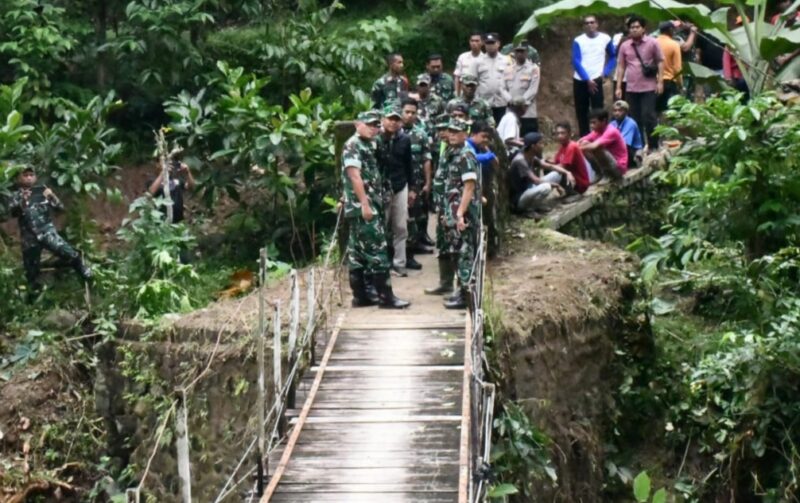 Foto: Danrem 081/DSJ Kolonel Arm Untoro Hariyanto meninjau kondisi jembatan gantung di salah satu wilayah jajarannya sebagai bagian dari persiapan pembangunan Jembatan Perintis Garuda Tahap II, Jumat (9/1/2026)