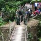 Foto: Danrem 081/DSJ Kolonel Arm Untoro Hariyanto meninjau kondisi jembatan gantung di salah satu wilayah jajarannya sebagai bagian dari persiapan pembangunan Jembatan Perintis Garuda Tahap II, Jumat (9/1/2026)
