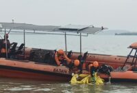 Foto: Petugas Basarnas bersama unsur SAR gabungan mengevakuasi jenazah korban kecelakaan laut dari perairan Selat Belia, Kabupaten Karimun