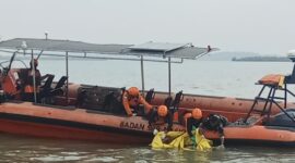 Foto: Petugas Basarnas bersama unsur SAR gabungan mengevakuasi jenazah korban kecelakaan laut dari perairan Selat Belia, Kabupaten Karimun