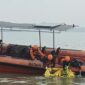 Foto: Petugas Basarnas bersama unsur SAR gabungan mengevakuasi jenazah korban kecelakaan laut dari perairan Selat Belia, Kabupaten Karimun