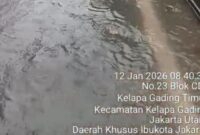 Foto: Genangan air menutup permukaan jalan di Blok CD1, Kelapa Gading Timur, Jakarta Utara, Senin (12/1/2026) pagi. Hujan yang turun sejak subuh kembali menyebabkan banjir di kawasan permukiman dan ruas jalan