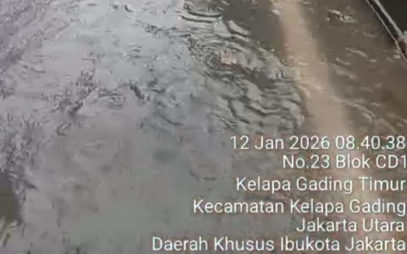 Foto: Genangan air menutup permukaan jalan di Blok CD1, Kelapa Gading Timur, Jakarta Utara, Senin (12/1/2026) pagi. Hujan yang turun sejak subuh kembali menyebabkan banjir di kawasan permukiman dan ruas jalan