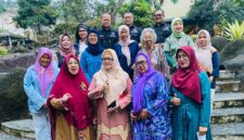 Foto: Pengurus dan anggota Ikatan Keluarga Wartawan Indonesia (IKWI) DKI Jakarta berfoto bersama usai kegiatan silaturahmi di Villa Tjokro 3, Cisarua, Kabupaten Bogor, Jawa Barat, Senin (12/1/2026)