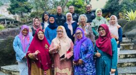 Foto: Pengurus dan anggota Ikatan Keluarga Wartawan Indonesia (IKWI) DKI Jakarta berfoto bersama usai kegiatan silaturahmi di Villa Tjokro 3, Cisarua, Kabupaten Bogor, Jawa Barat, Senin (12/1/2026)