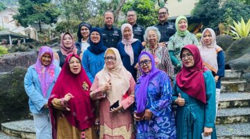 Foto: Pengurus dan anggota Ikatan Keluarga Wartawan Indonesia (IKWI) DKI Jakarta berfoto bersama usai kegiatan silaturahmi di Villa Tjokro 3, Cisarua, Kabupaten Bogor, Jawa Barat, Senin (12/1/2026)