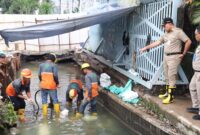 Foto: Wali Kota Administrasi Jakarta Pusat Arifin (kanan) meninjau langsung kegiatan pembersihan dan pembukaan saluran air di kawasan Mangga Dua Raya, Kelurahan Mangga Dua Selatan
