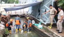 Foto: Wali Kota Administrasi Jakarta Pusat Arifin (kanan) meninjau langsung kegiatan pembersihan dan pembukaan saluran air di kawasan Mangga Dua Raya, Kelurahan Mangga Dua Selatan