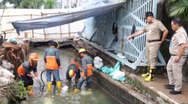 Foto: Wali Kota Administrasi Jakarta Pusat Arifin (kanan) meninjau langsung kegiatan pembersihan dan pembukaan saluran air di kawasan Mangga Dua Raya, Kelurahan Mangga Dua Selatan