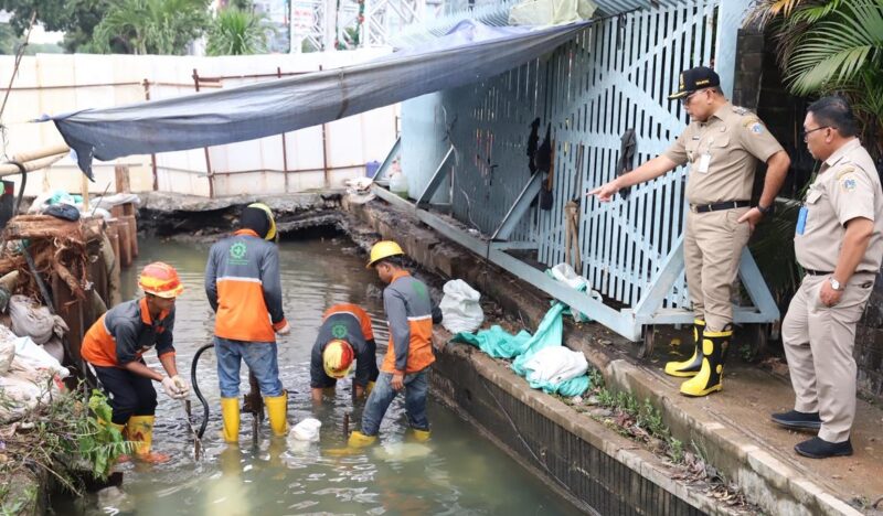 Foto: Wali Kota Administrasi Jakarta Pusat Arifin (kanan) meninjau langsung kegiatan pembersihan dan pembukaan saluran air di kawasan Mangga Dua Raya, Kelurahan Mangga Dua Selatan