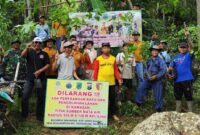 Foto: Aparat TNI, Polri, Perhutani, pemerintah desa, dan warga menunjukkan bibit tanaman usai kegiatan penanaman pohon di kawasan hutan lindung sekitar sumber mata air Ingas Winong, Desa Ngulanwetan, Kecamatan Pogalan, Kabupaten Trenggalek